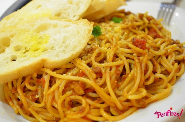 Big Flat Bread Spaghetti Bolognese