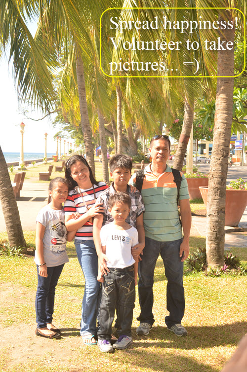 volunteer to take pictures of tourists